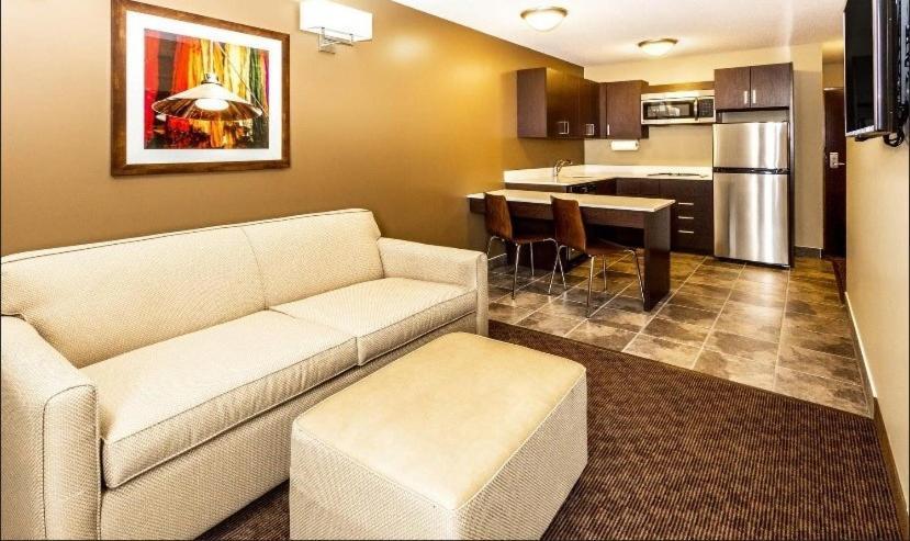 Microtel Inn & Suites By Wyndham Whitecourt Ngoại thất bức ảnh