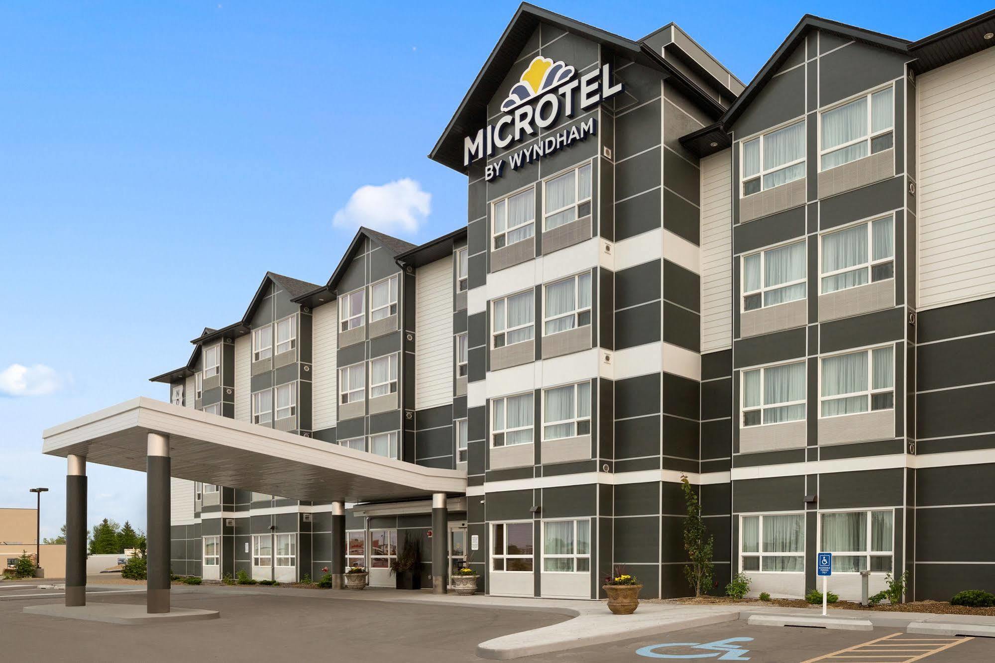 Microtel Inn & Suites By Wyndham Whitecourt Ngoại thất bức ảnh